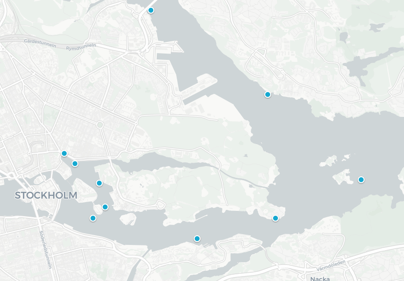 Karta över Stockholms inlopp med elva båtprickar synliga — bland annat linje 80 mellan Nybroplan och Ropsten