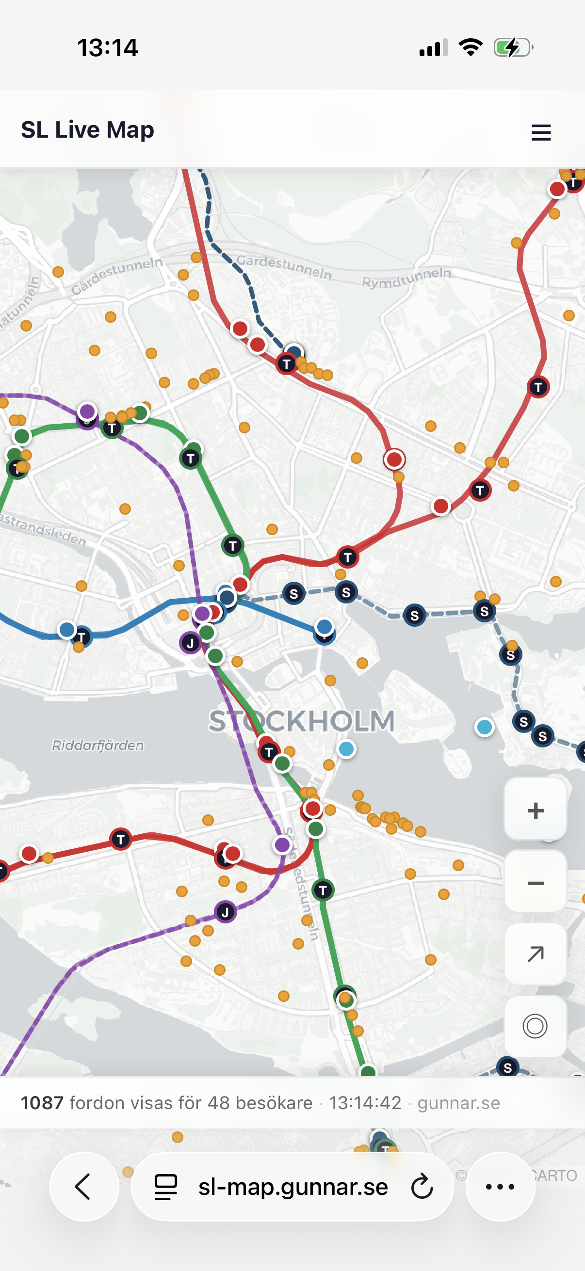 Safari-verktygsfältet med tre-prickar-menyn markerad