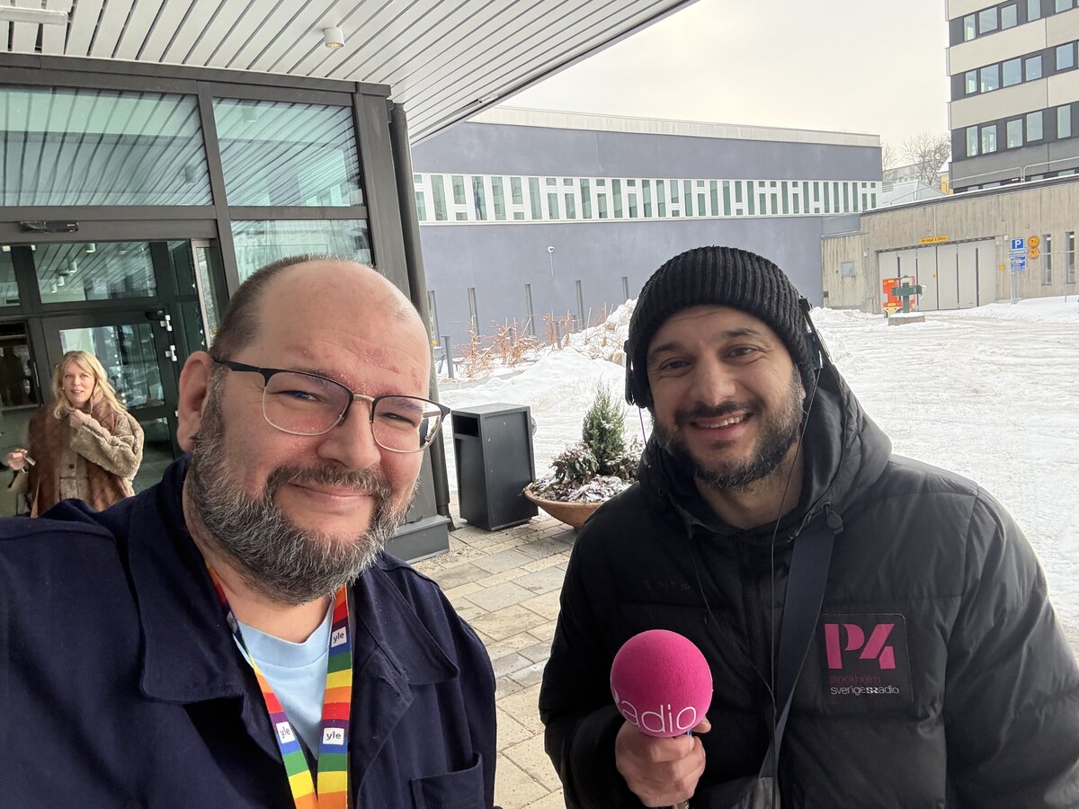 Gunnar R Johansson intervjuas av P4 Stockholms reporter Farza utomhus i snön